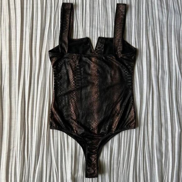 Snake print bodysuit in black - Picture 7 of 8